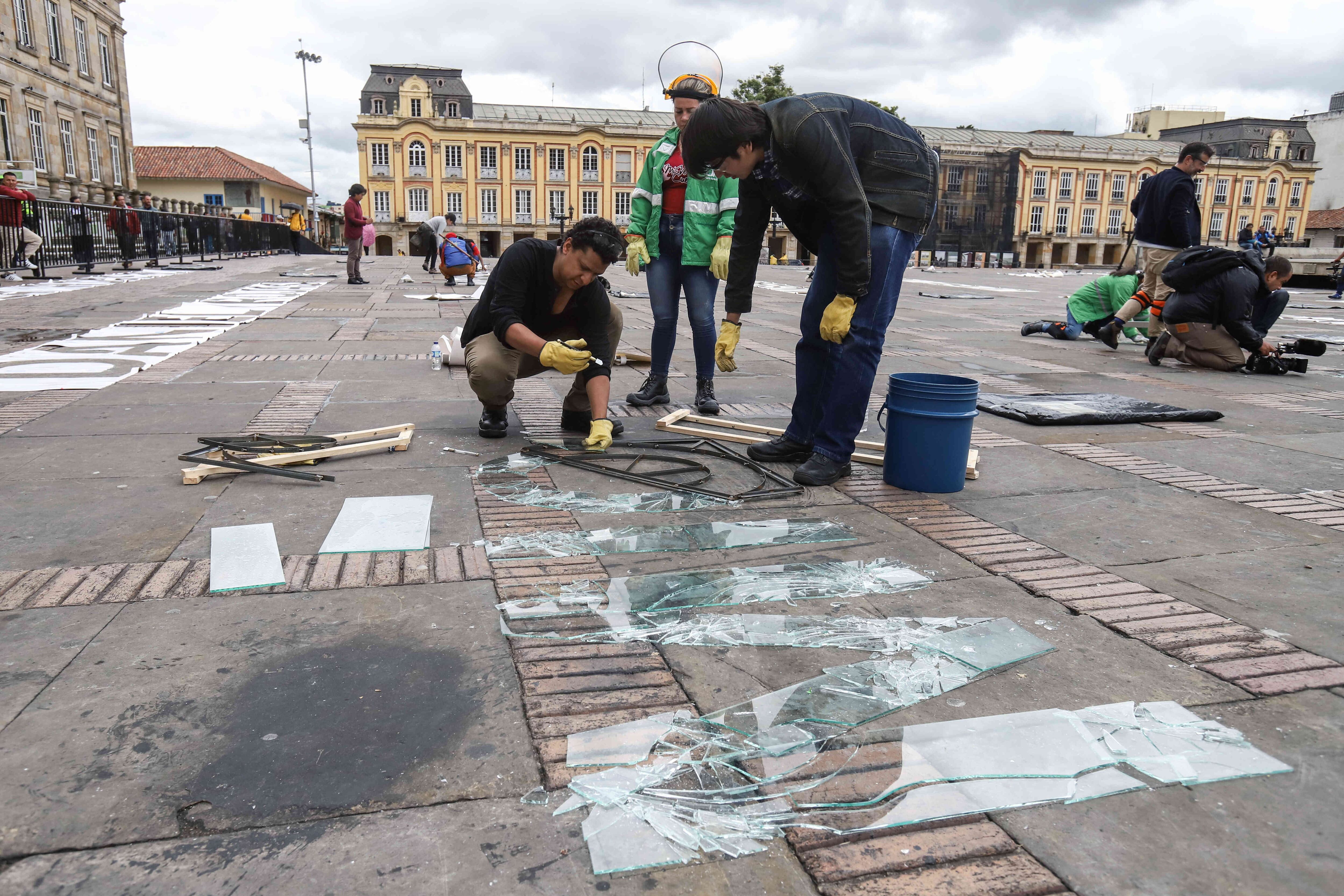 “Estas personas ya fueron asesinadas, si las olvidamos las asesinamos dos veces. Este tipo de acto pretende que estas personas se mantengan vivas a través de la invocación continua de sus nombres”, dijo la artista. Foto: Diana Rey Melo