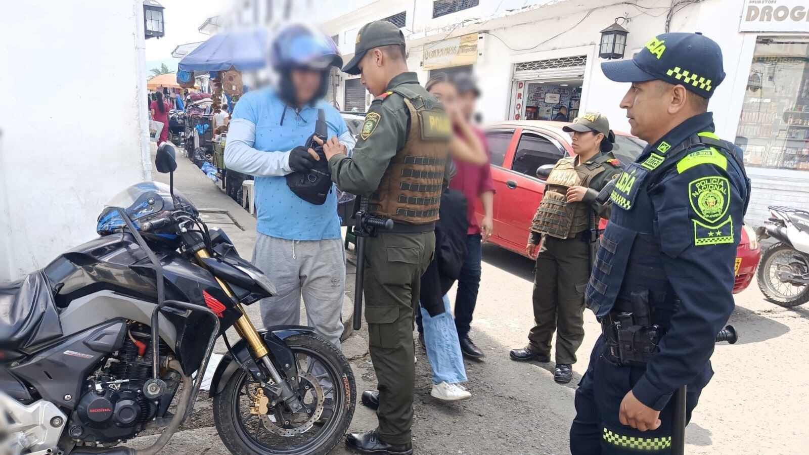“Con esta intervenciones, buscamos prevenir la comisión de delitos, reforzar la confianza de la ciudadanía y mantener el orden en estas zonas de mayor concentración de ciudadanos. La presencia activa de los uniformados permite una respuesta oportuna ante cualquier eventualidad, además de fomentar el acercamiento con la comunidad y los comerciantes”, expresó el alcalde Juan Carlos Muñoz Bravo.