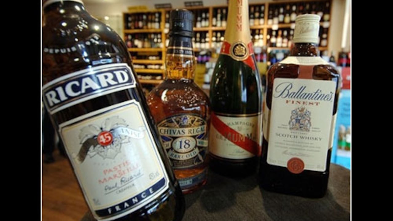 Pernod Ricard, la compañía francesa más grande en fabricación de bebidas alcohólicas vendió el 6,54% de su propiedad a un holding de empresas comformado por el banco de Estados Unidos Morgan Stanley y varias de sus subsidiarias. La foto muestra algunas de las marcas que produce Pernod Ricard.