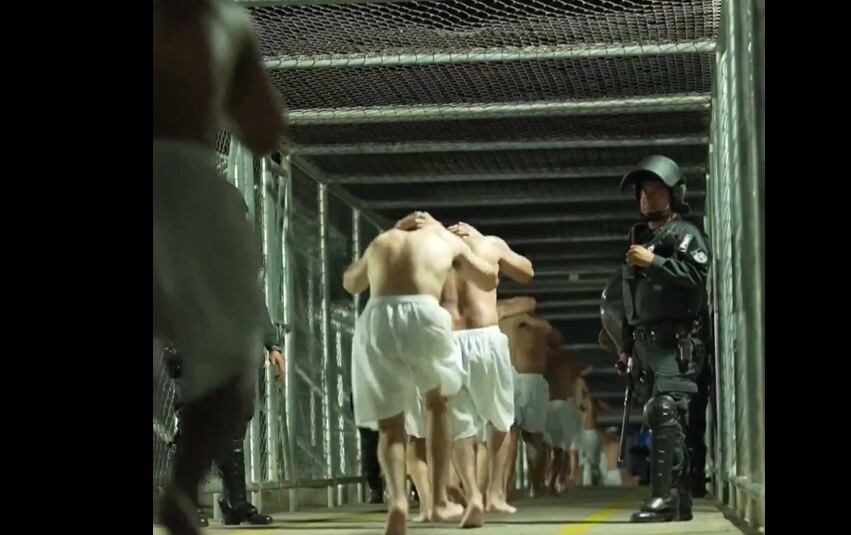 El Cecot fue construido en Tecoluca, 74 km al sureste de San Salvador y ocupa 166 hectáreas, en 23 de las cuales se levantaron ocho pabellones dentro de un perímetro con 19 torres de vigilancia.