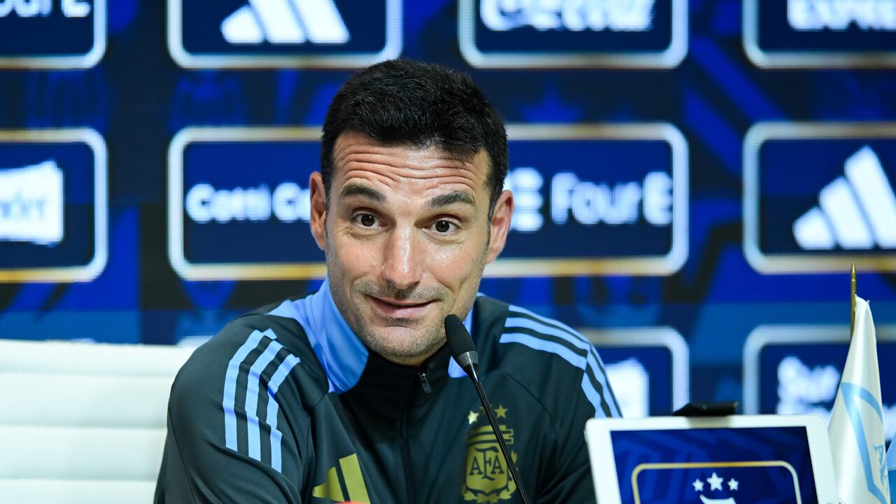 Lionel Scaloni hablando en rueda de prensa