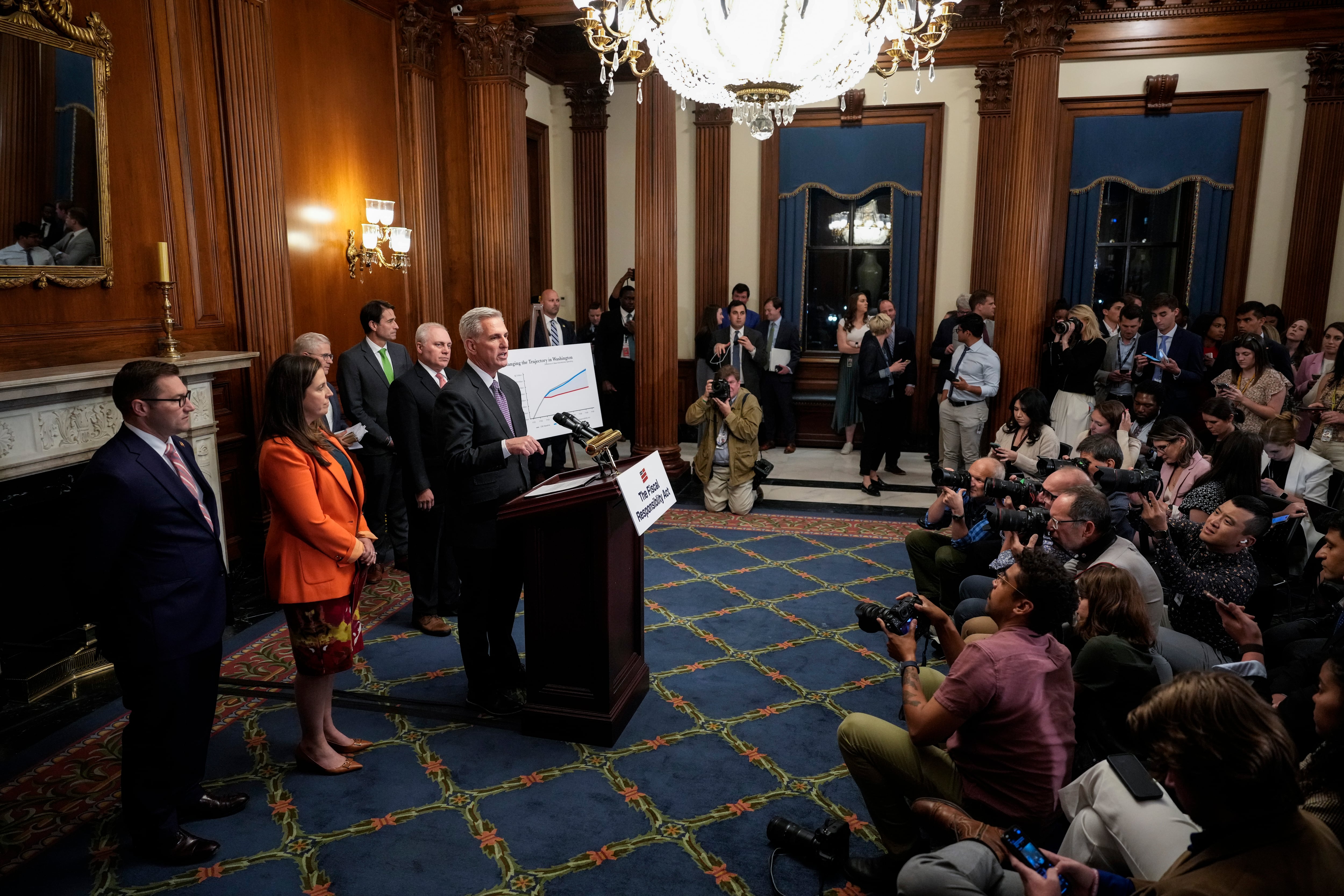 El presidente de la Cámara de Representantes Kevin McCarthy (R-CA) habla durante una conferencia de prensa después de que la Cámara aprobara H.R. 3746 - Ley de Responsabilidad Fiscal de 2023 en el Capitolio de los Estados Unidos
