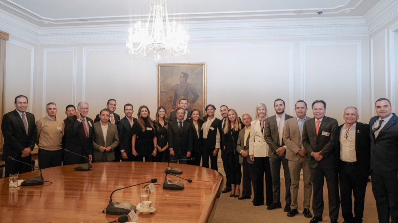 Presidente Gustavo Petro con un grupo de gobernadores electos "no afines" a su Gobierno