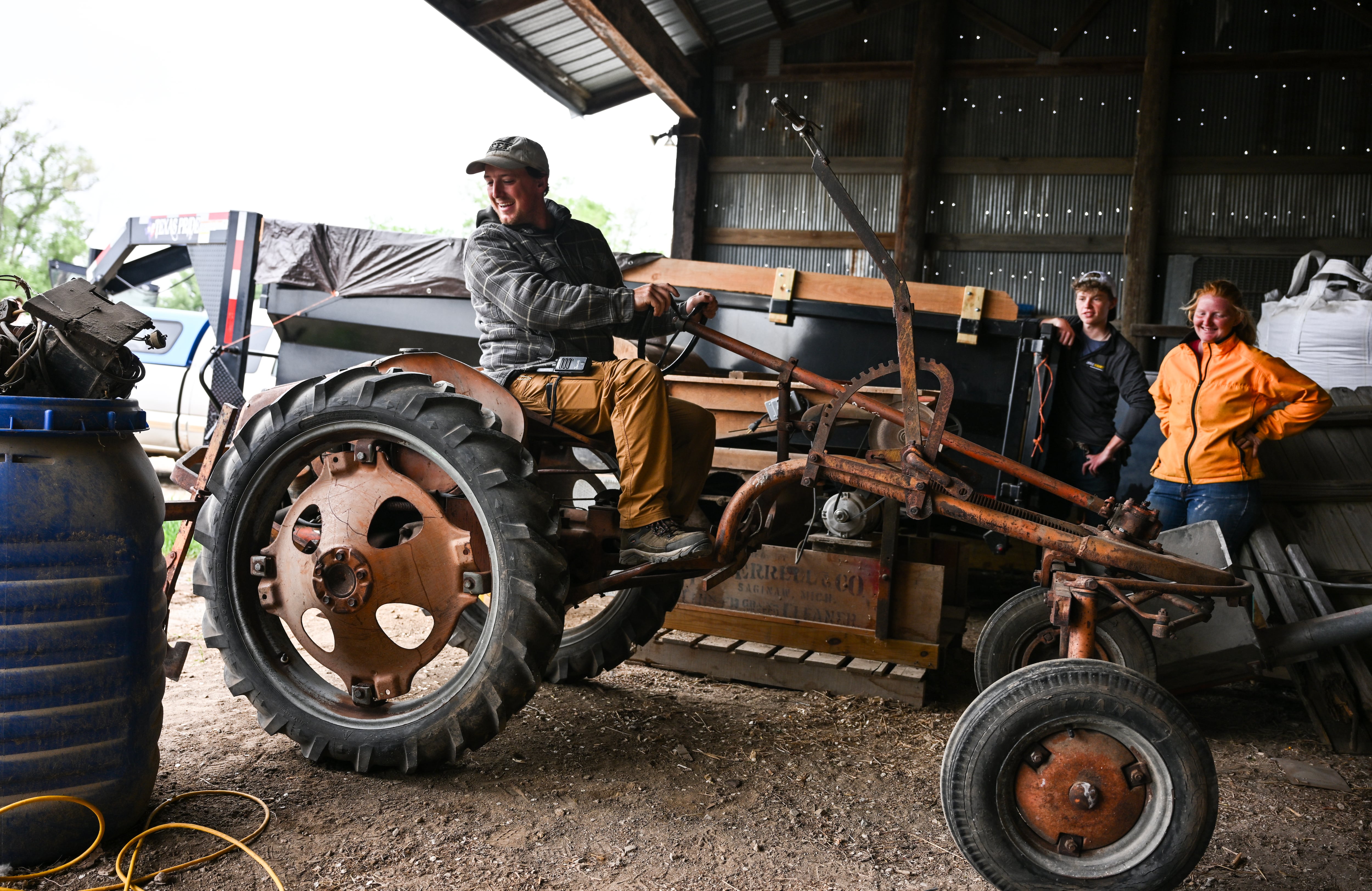 Jacob Thomas y su esposa Jennifer, residentes de Leavenworth, KS, cultivan aproximadamente 500 acres al noroeste de Kansas City, una explotación agrícola familiar que lleva más de 50 años en el lugar.