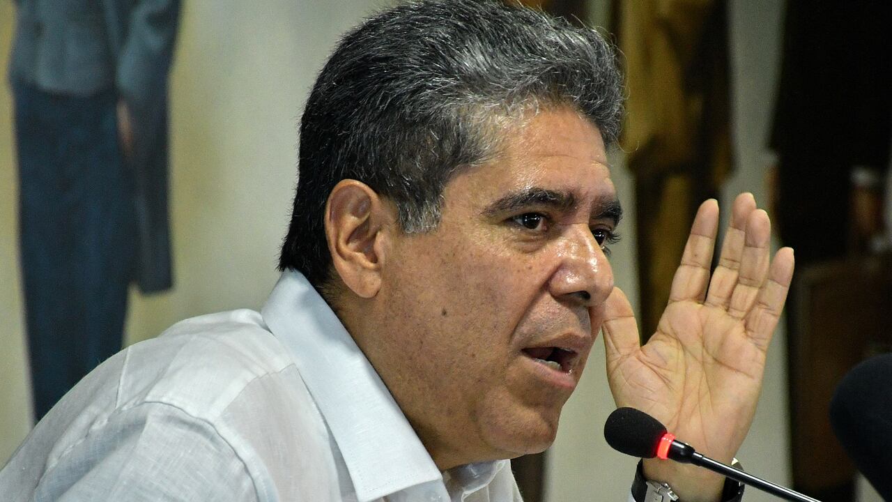 La Contraloría General de la República (CGR) reveló que ya tiene la lupa puesta sobre el proceso del alumbrado público de Cali, que fue recientemente firmado a dos oferentes por más de $ 93.000 millones, en un proceso de contratación que estuvo lleno de cuestionamientos en la ciudad por supuesto amaño para favorecer a unos proponentes específicos. Fotos Raúl Palacios. El Pais.