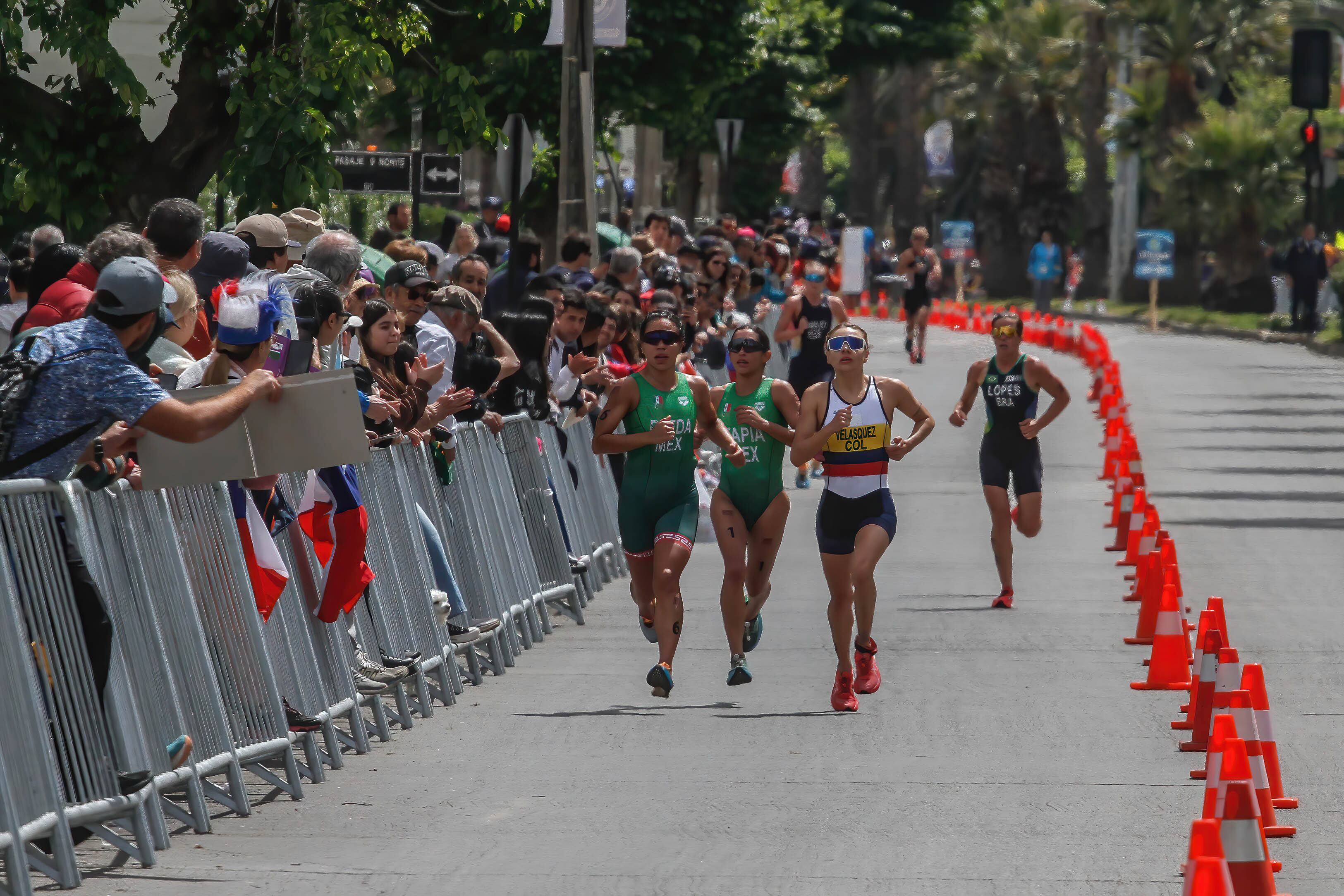 VIñA DEL MAR, CHILE - 2023/11/02: Triathlon category women from Mexico, Colombia and Brazil take part in the running race in the Pan American Games 2023 Chile. Pan American Games Santiago 2023, Women's Individual Triathlon, held at Playa El Sol. (Photo by Cristobal Basaure Araya/SOPA Images/LightRocket via Getty Images)