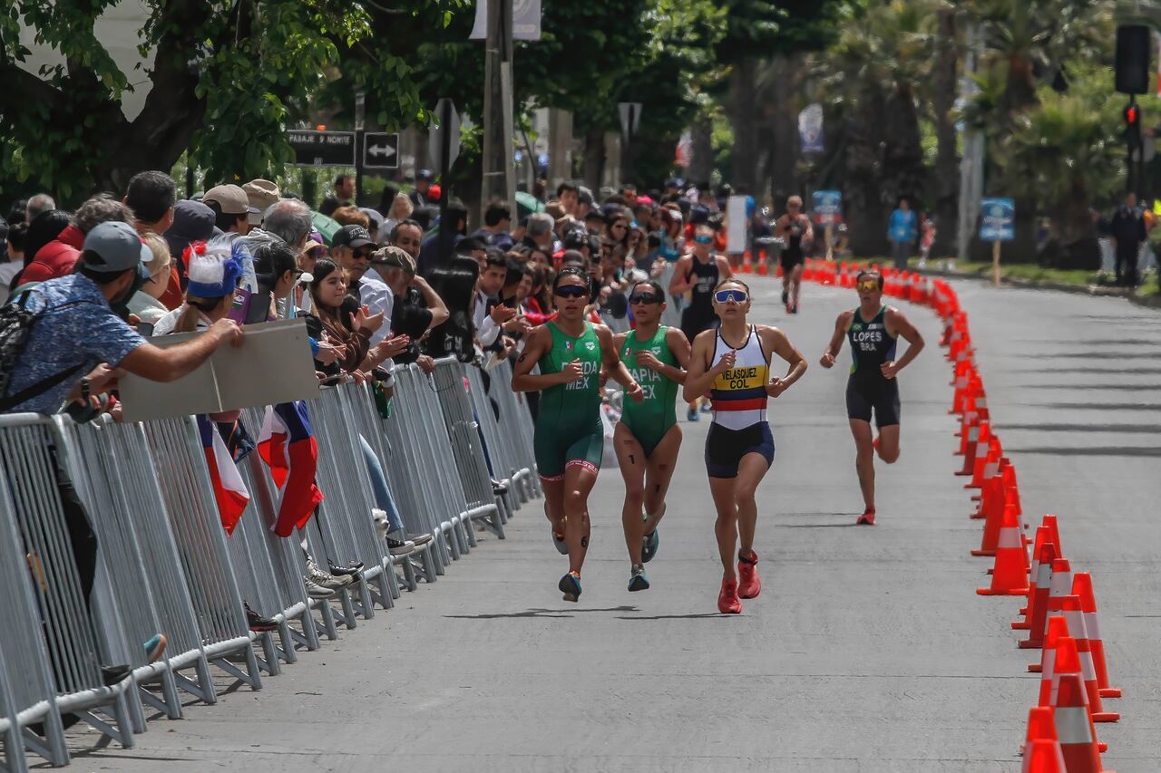 VIñA DEL MAR, CHILE - 2023/11/02: Triathlon category women from Mexico, Colombia and Brazil take part in the running race in the Pan American Games 2023 Chile. Pan American Games Santiago 2023, Women's Individual Triathlon, held at Playa El Sol. (Photo by Cristobal Basaure Araya/SOPA Images/LightRocket via Getty Images)