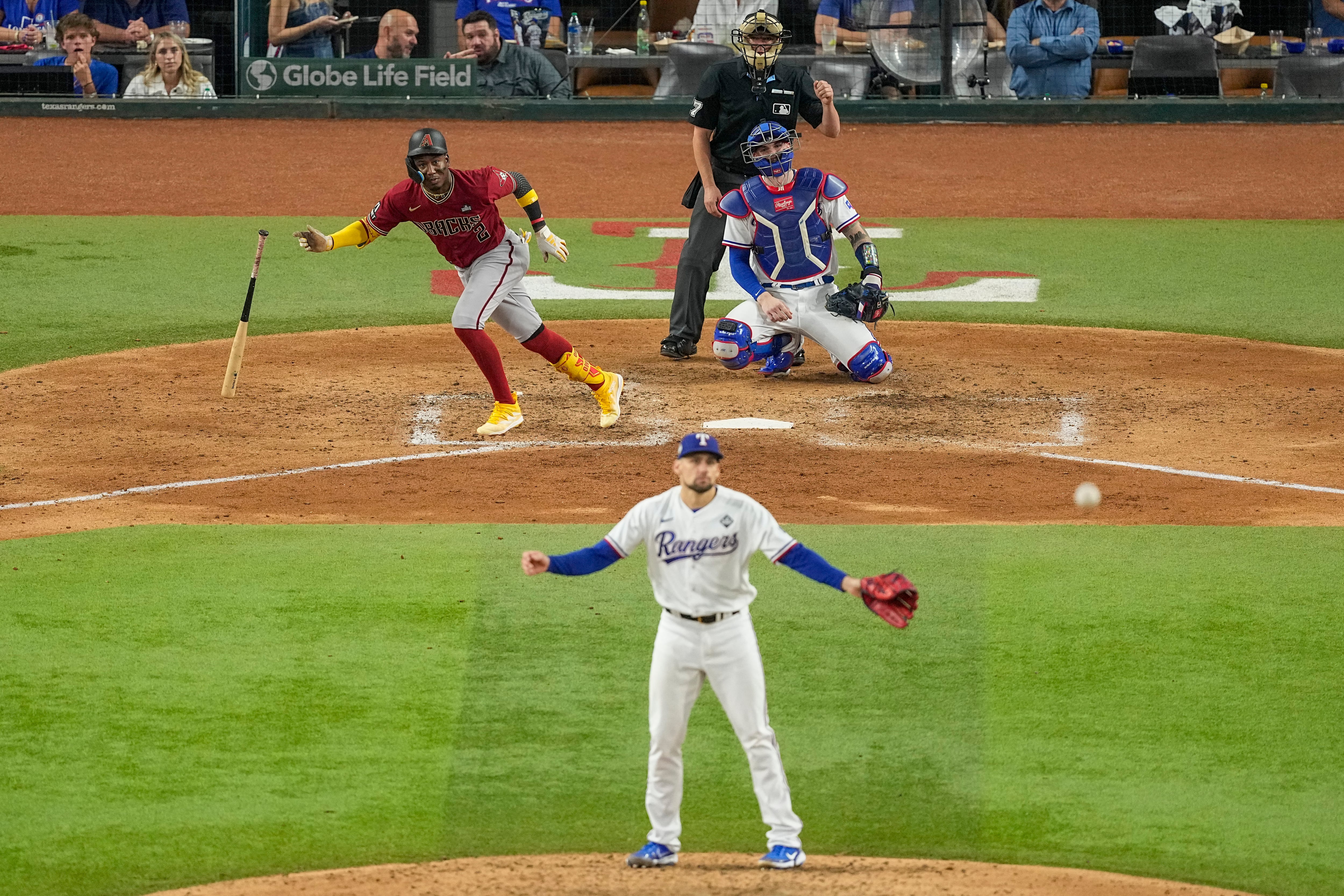 Ketel Marte, de los Diamondbacks de Arizona, observa su sencillo ante el lanzador abridor de los Rangers de Texas, Nathan Eovaldi, durante la quinta entrada del Juego 1 de la Serie Mundial de béisbol el viernes 27 de octubre de 2023, en Arlington, Texas.