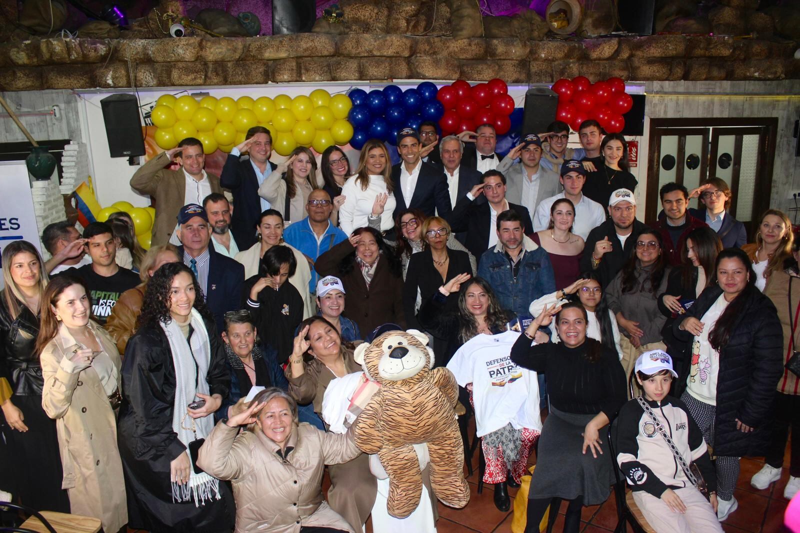 El abogado penalista Juango Ospina, la portavoz de Foro Madrid Edmaly Maucó, así como Ana Lú Pineda, esposa del candidato Abelardo de la Espriella, tomaron la palabra durante el encuentro.