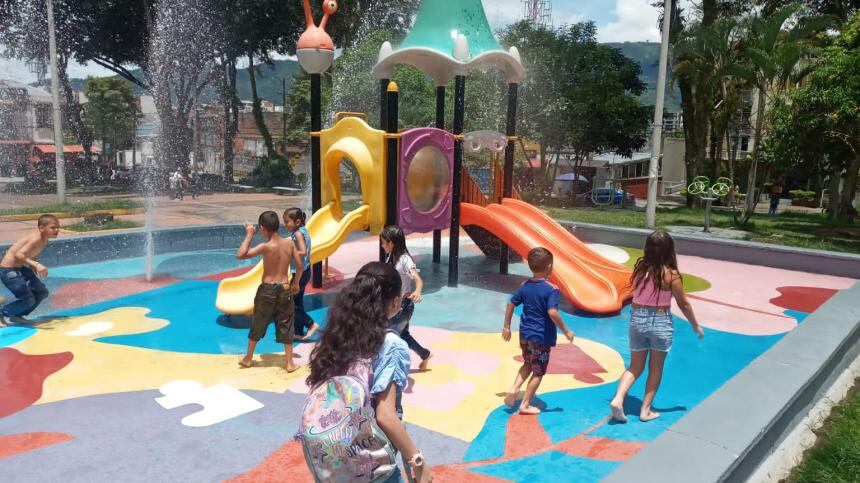 El parque cuenta con atractivos como las fuentes y chorros de agua