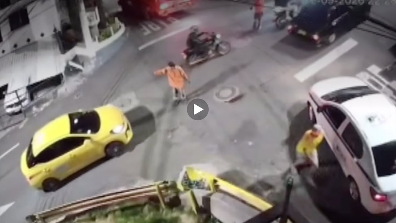 Momento en el que trabajador de EMVARIAS le hace señal de 'Pare' a conductor de taxi