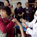 La población de la provincia central de Henan en China hace fila para recibir la vacunación contra el virus de la gripa AH1N1. La medida fue adoptada por el gobierno central y por el ministerio de la Salud luego de reportar hasta el momento la muerte de 7 personas a causa del virus. Adicionalmente se busca frenar los posibles contagios en esta época de final de año.
