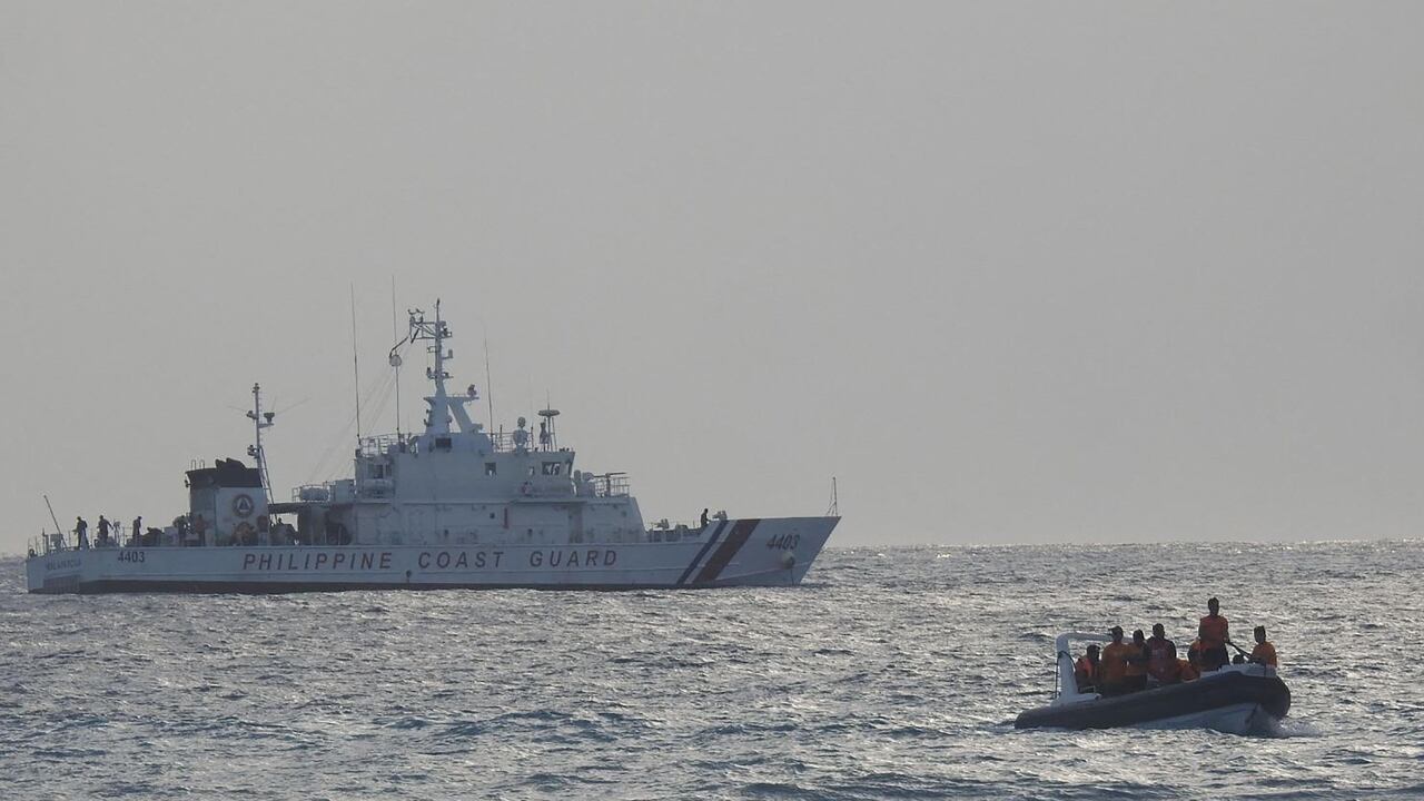 La última disputa entre Manila y Pekín por estas aguas ricas en recursos, que China reclama casi en su totalidad, estalló en marzo, después de que cientos de barcos chinos fueran vistos dentro de la Zona Económica Exclusiva de Filipinas.