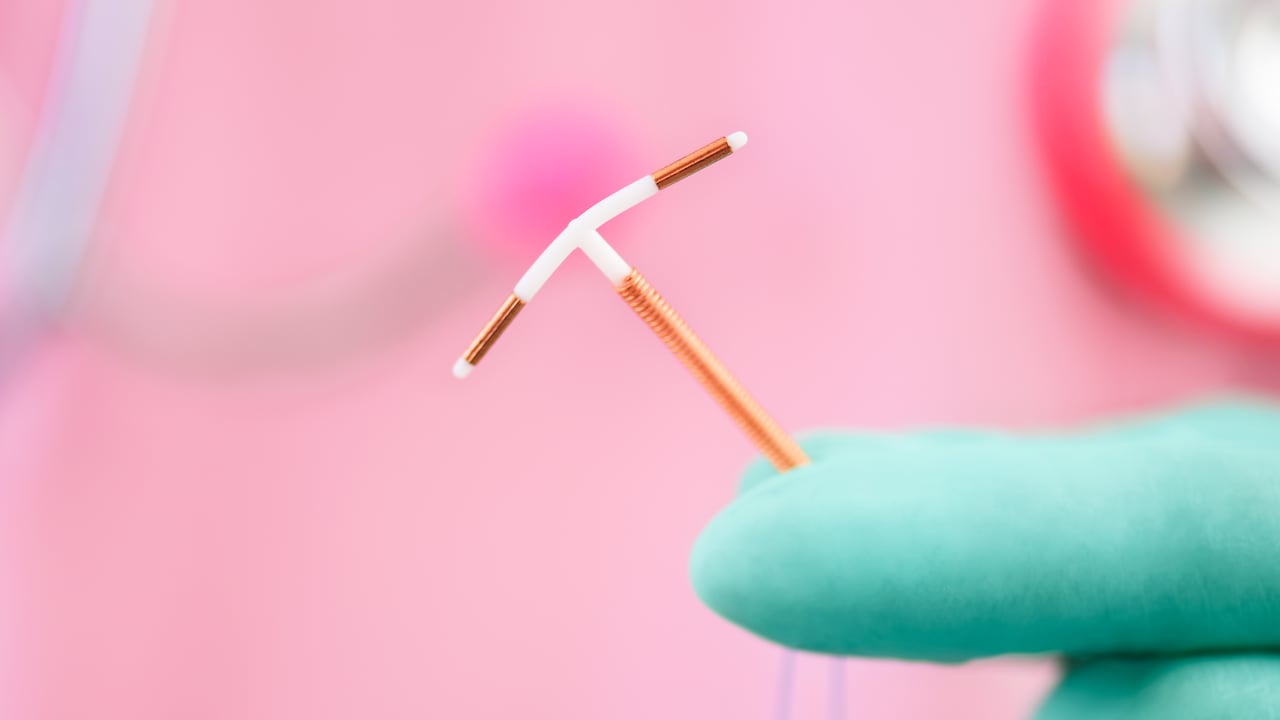 La popular "T" es uno de los anticonceptivos más usados, pero también uno de los más contraproducentes a nivel hormonal, según expertos.