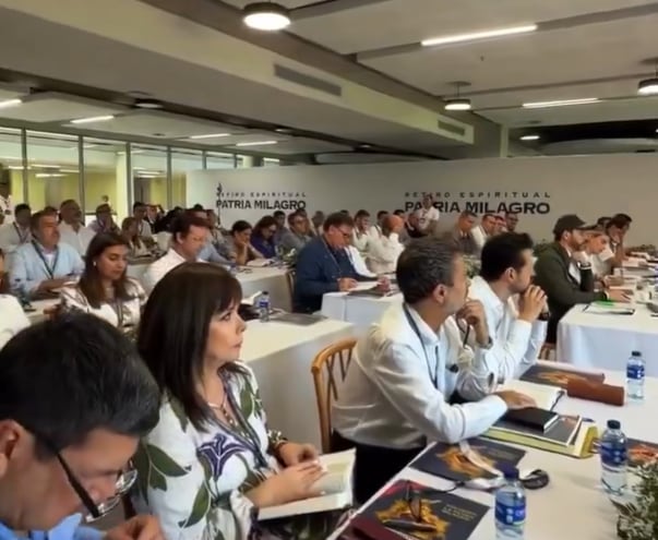El equipo del gobierno entrante durante el retiro espiritual que se desarrolló este sábado en el Atlántico.
