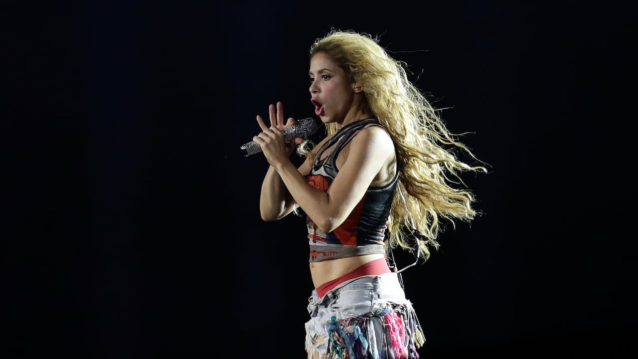 La cantante colombiana Shakira ensaya un día antes de su concierto gratuito en la playa de Copacabana, en Río de Janeiro.