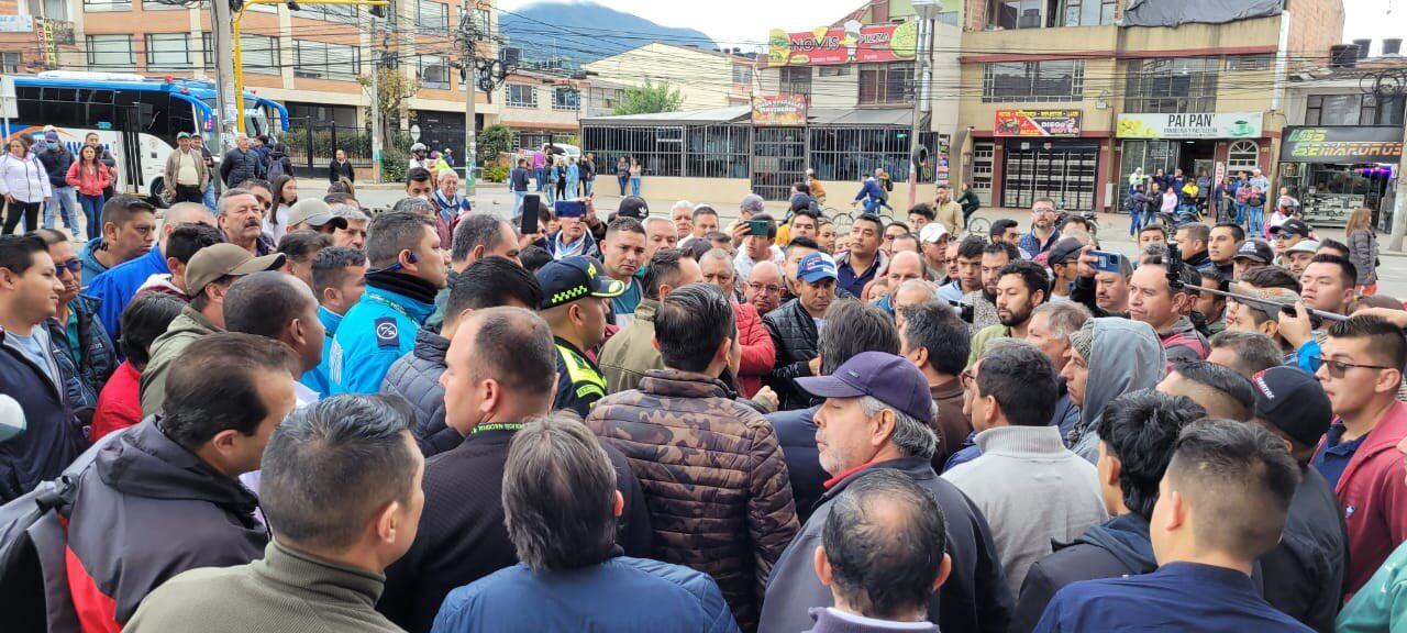 Protestas en Zipaquirá: transportadores no levantarían bloqueos hasta el desmonte de cámaras de fotomultas; cientos permanecen sin poder salir