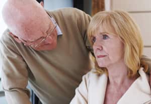 Aunque toda la familia sufre con la pérdida de memoria de uno de sus miembros, casi siempre el peso de la tragedia recae en su esposo o esposa. Algunos, sin embargo, tiran la toalla muy pronto.