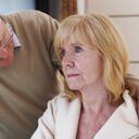 Aunque toda la familia sufre con la pérdida de memoria de uno de sus miembros, casi siempre el peso de la tragedia recae en su esposo o esposa. Algunos, sin embargo, tiran la toalla muy pronto.