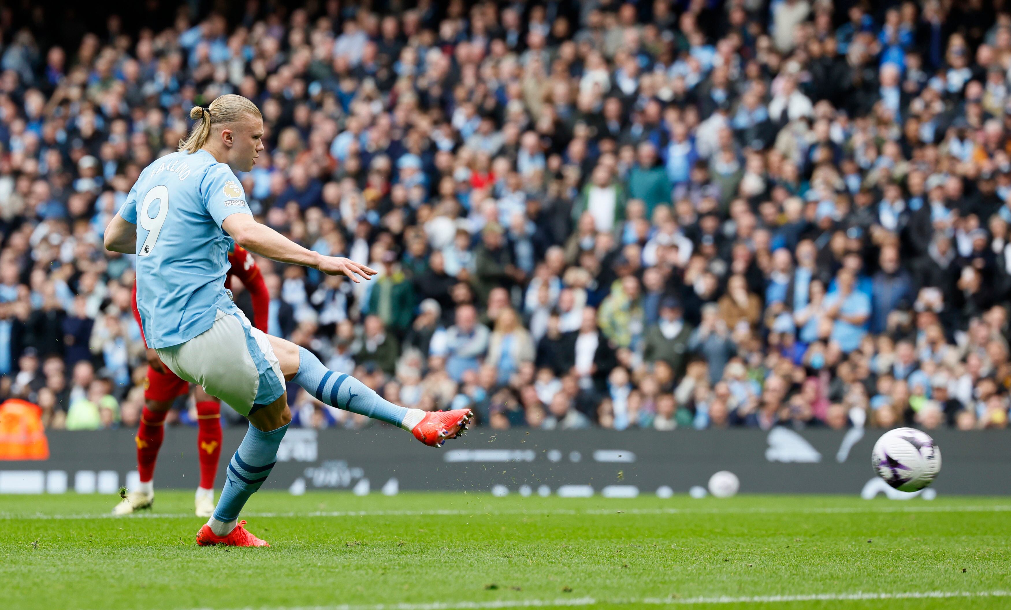 Erling Haaland del Manchester City anota su primer gol del partido desde el punto penal en el partido de fútbol de la Liga Premier inglesa entre Manchester City y Wolverhampton Wanderers en el estadio Etihad de Manchester, Inglaterra, el sábado 4 de mayo de 2024. (Richard Sellers/PA vía AP )