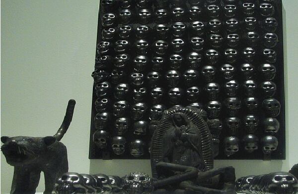 Según los curadores, el estado de Oaxaca es reconocido por su alfarería. En la población de San Bartolo Coyotepec “existe una variedad de barro de color totalmente negro y con una textura tersa que ha alcanzado renombre a nivel mundial”. 