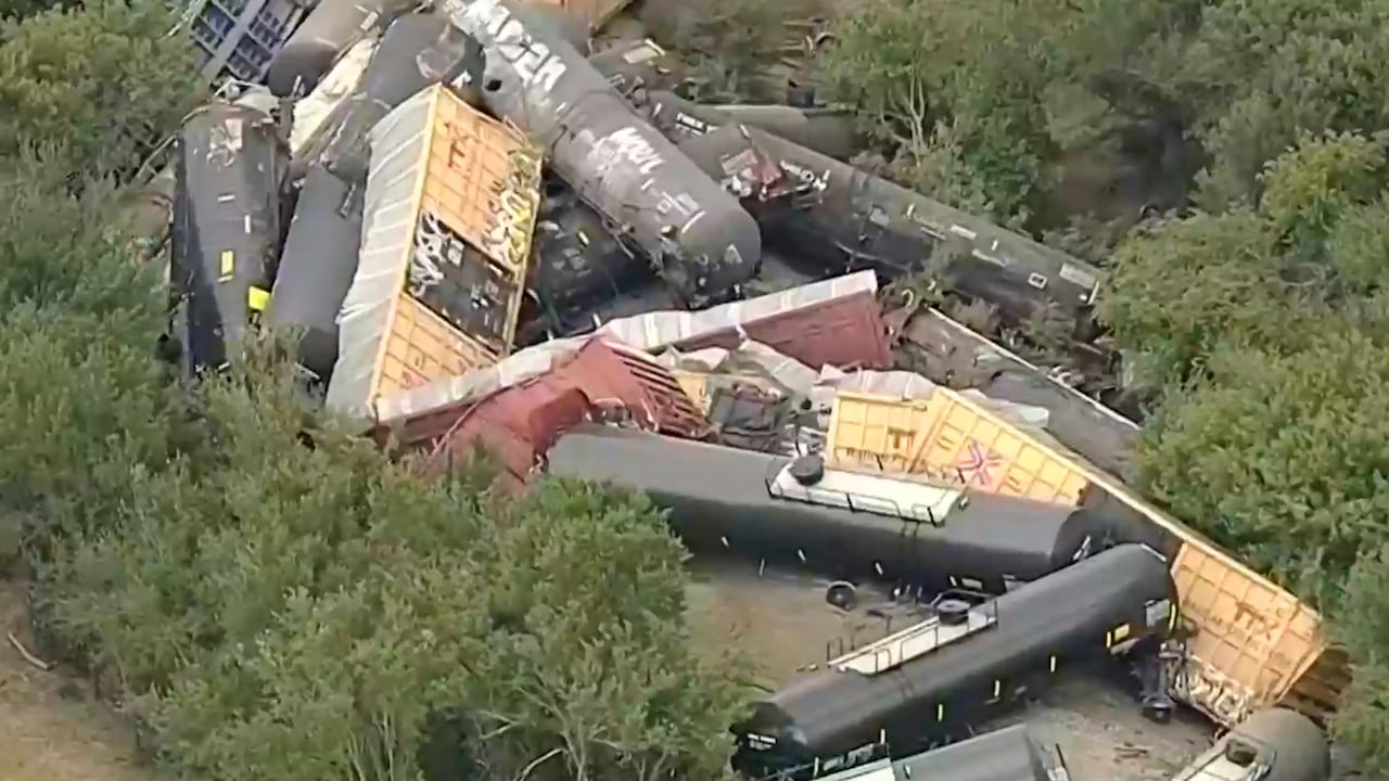 En esta imagen tomada de un vIdeo de WFAA, se ven vagones de tren descarrilados cerca de Gordon, Texas, el martes 12 de agosto de 2025. (WFAA vía AP)