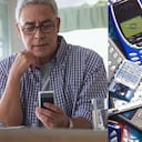 En Colombia aún hay personas que utilizan un celular 'flecha'.