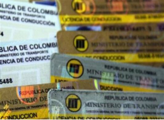 El Ministerio de Transporte asegura que sí es legal el cobro a la renovación de licencias de conducción. 