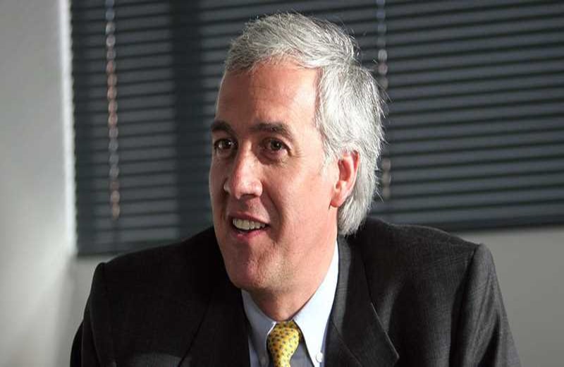 Desde marzo del 2008, sólo dos meses después de posesionado en el cargo, comenzó el declive de su popularidad. La percepción del caos en la ciudad por los frentes de obra abiertos empezaron a pasarle la cuenta de cobro.