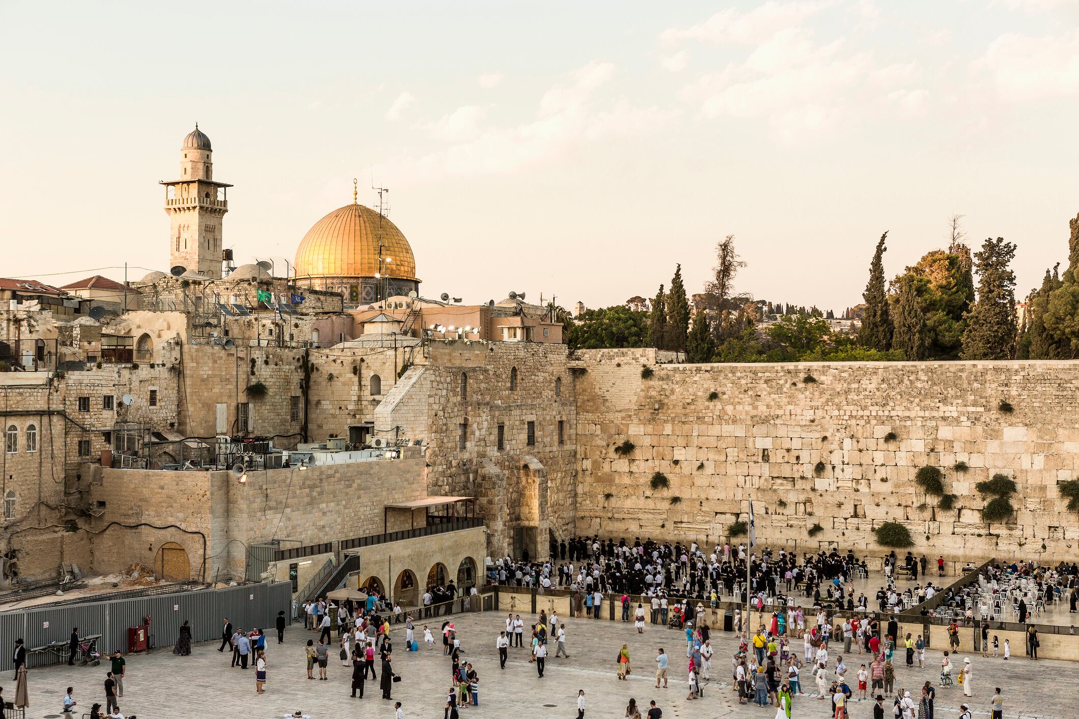 Israel, Jerusalén. Casco antiguo, barrio judío, el Muro de las Lamentaciones (Muro de las Lamentaciones) y, al fondo, la Cúpula de la Roca y un minarete del Monte del Templo