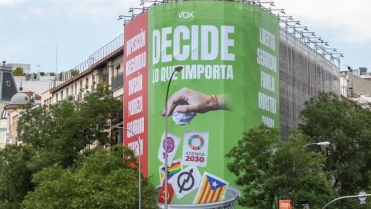 La polémica lona de Voz tuvo que se retirada por orden del órgano electoral.