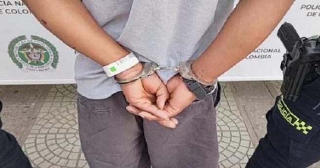 El hombre tiene 21 años