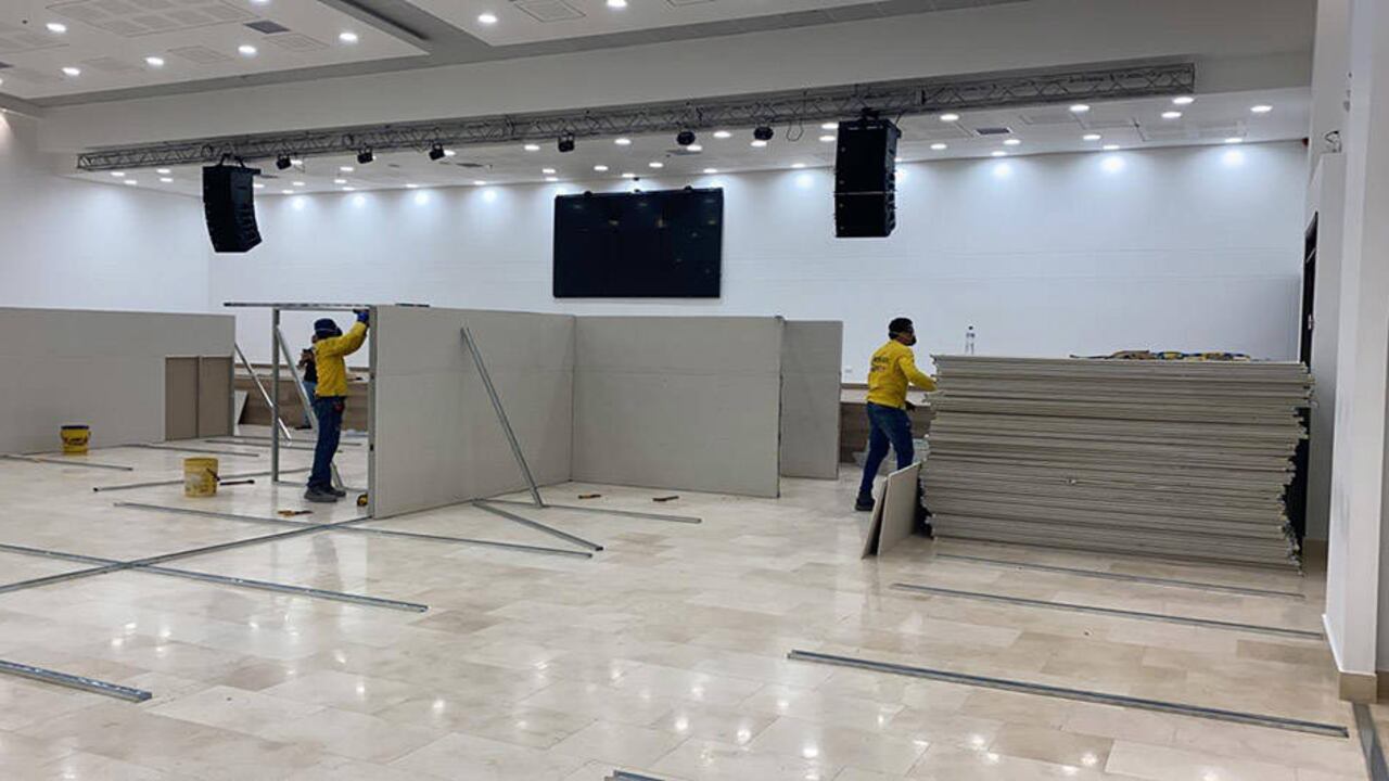 Obreros trabajan en la adecuación del centro de eventos en Valledupar.