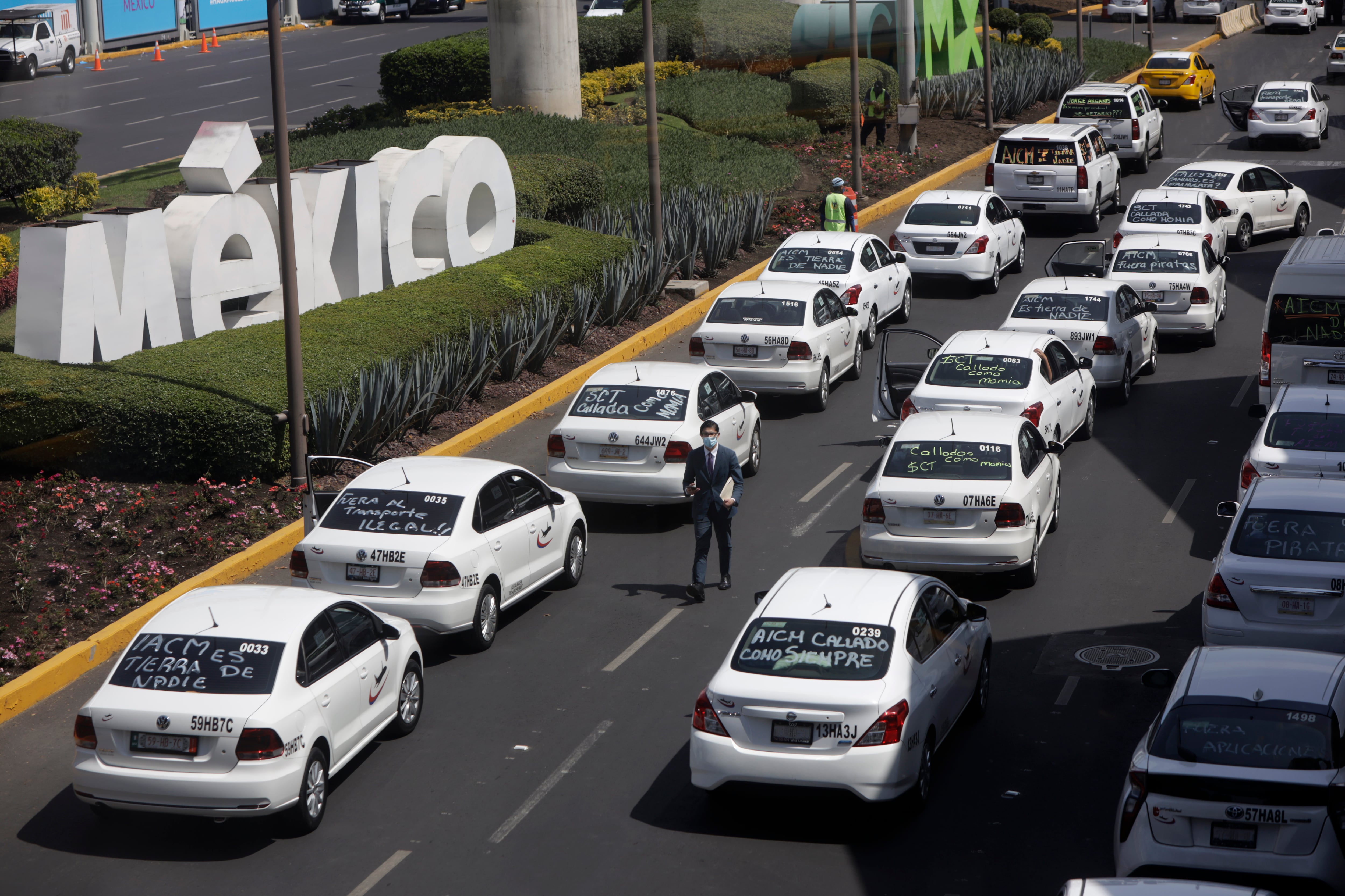 El Movimiento Nacional de Taxis realiza un bloqueo en las afueras del Aeropuerto Internacional de la Ciudad de México (AICM) contra los servicios de taxi basados en aplicaciones como uber, didi, cabify. el 12 de octubre de 2020 en la Ciudad de México