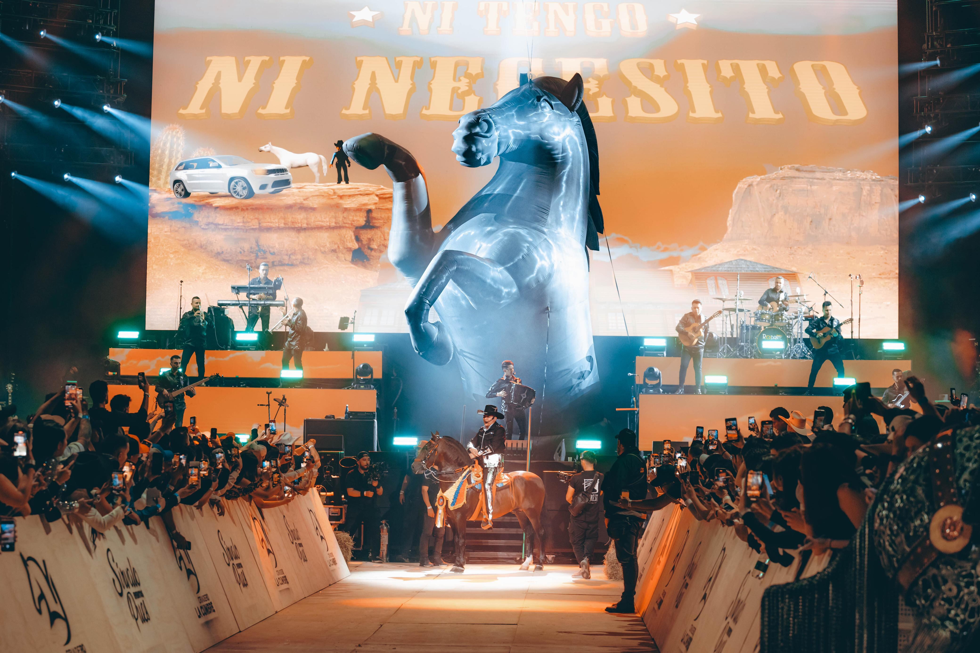 Yeison sorprende a toda su fanaticada cantando potranca de corral en su show equino