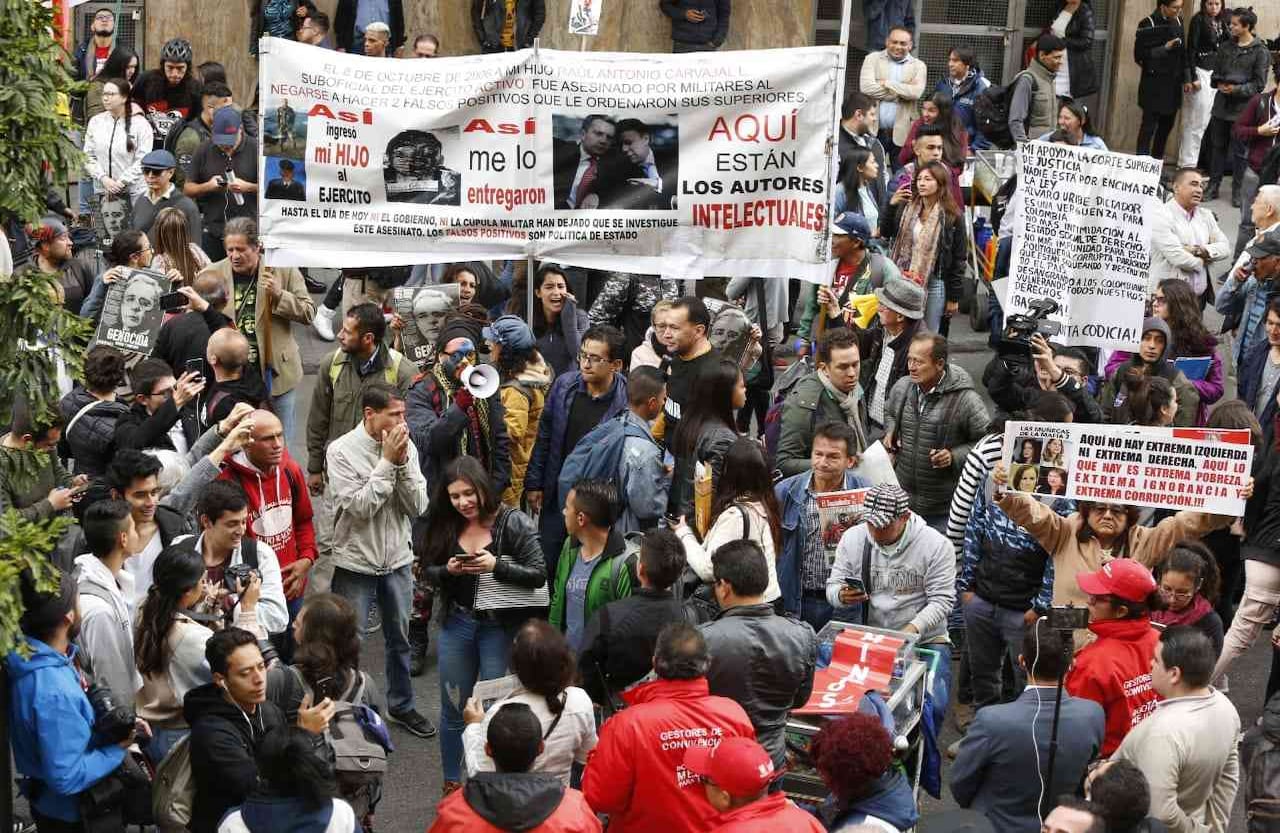 Algunas familiares de falsos positivos también llegaron al Palacio de Justicia. Entretanto la Policía cerró el acceso a la carrera séptima, pues por allí pasará la marcha en respaldo al expresidente convocada por su partido. Foto: Guillermo Torres Reina