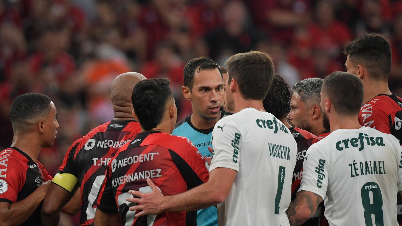 Solo habrá un colombiano en el partido: el defensor de Paranaense, Nicolás Hernández