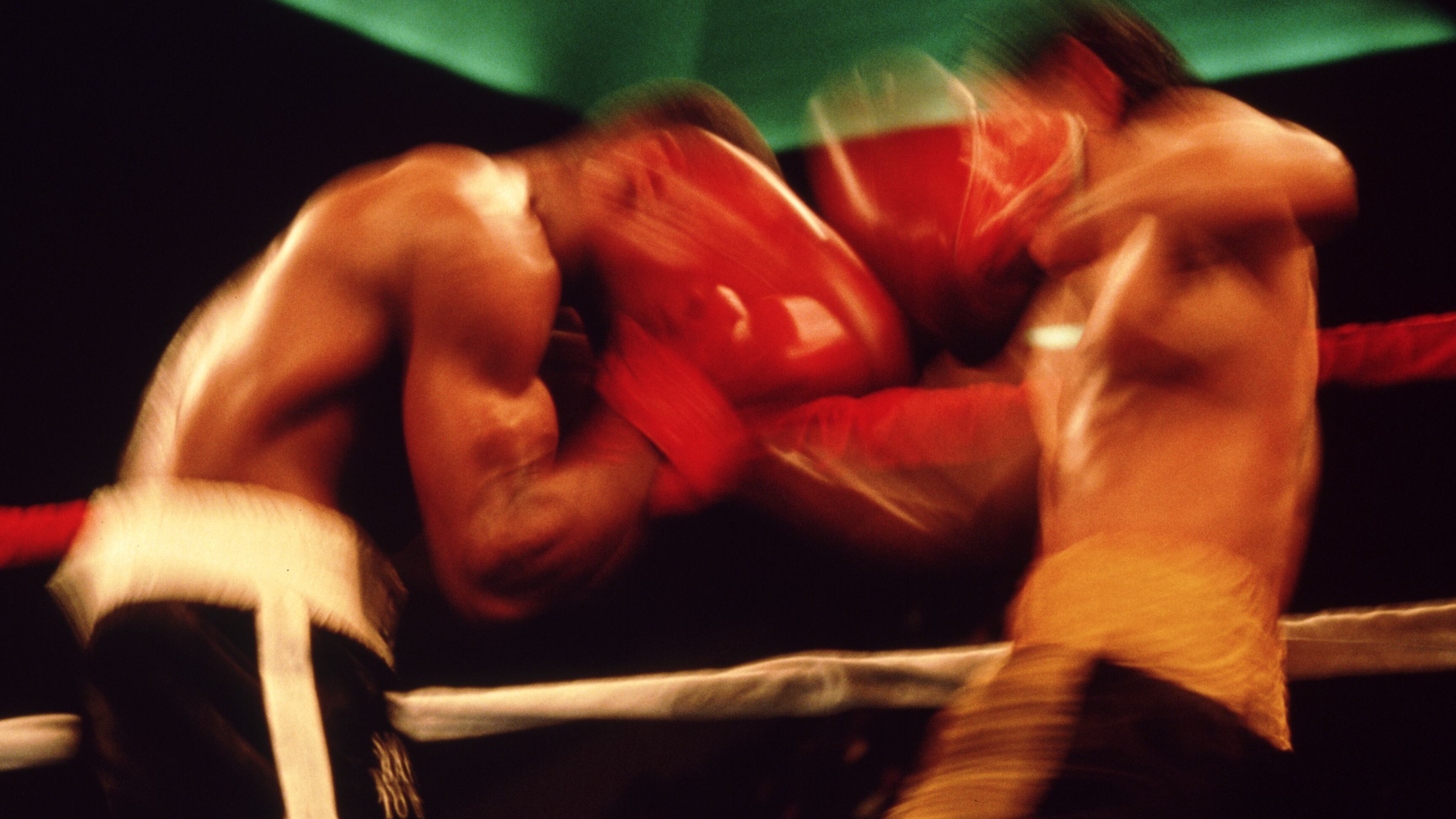 Boxeadores en acción en el ring de boxeo