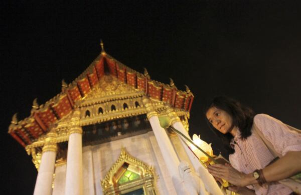 Los budistas salieron a marchar con velas alrededor del Templo de Mármol en Bangkok (Tailandia) durante el aniversario de Buda. (AP)