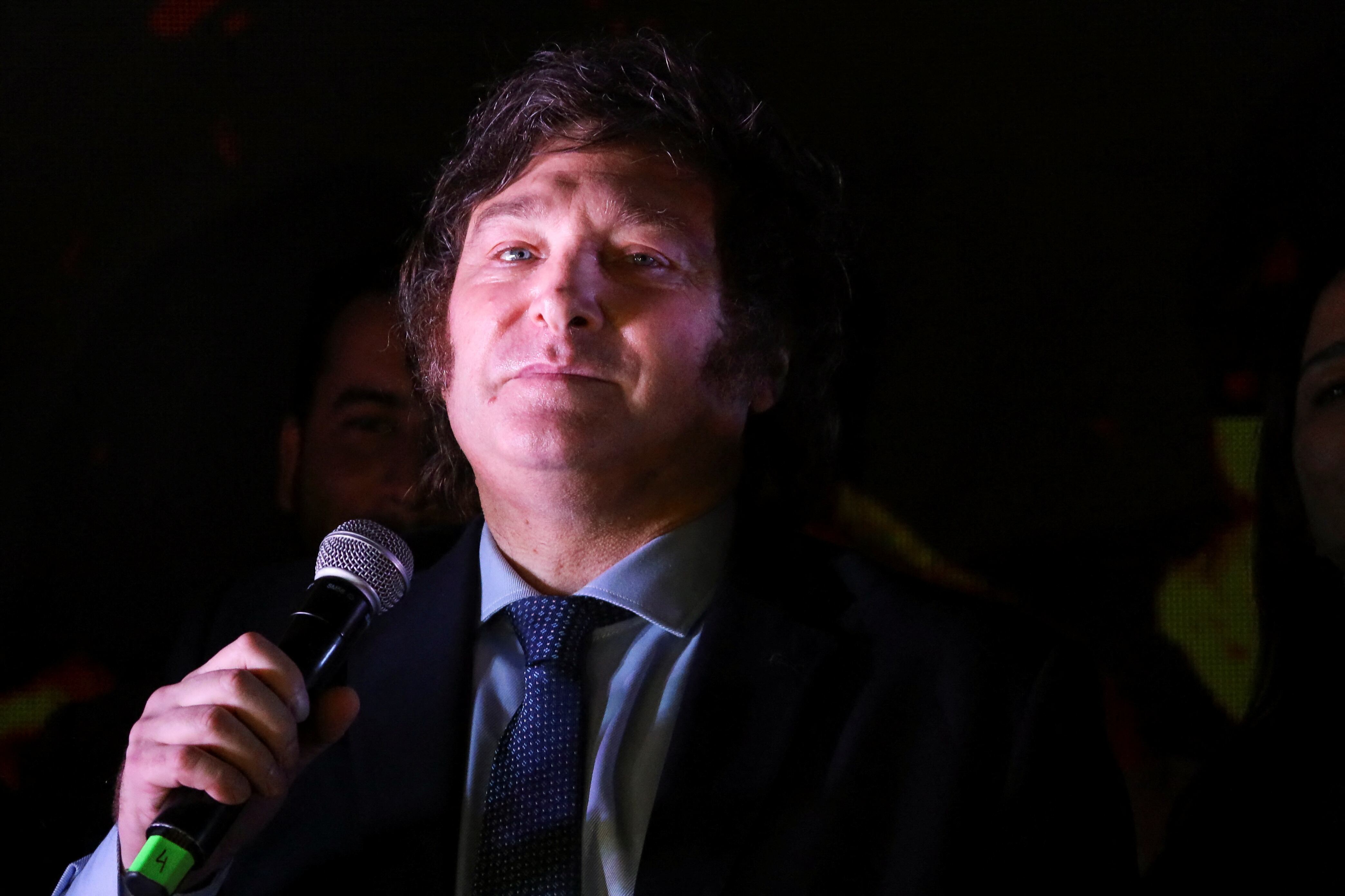 El candidato presidencial de Argentina, Javier Milei, mira mientras se dirige a sus partidarios mientras reacciona a los resultados de las elecciones presidenciales, en Buenos Aires, Argentina, el 22 de octubre de 2023.