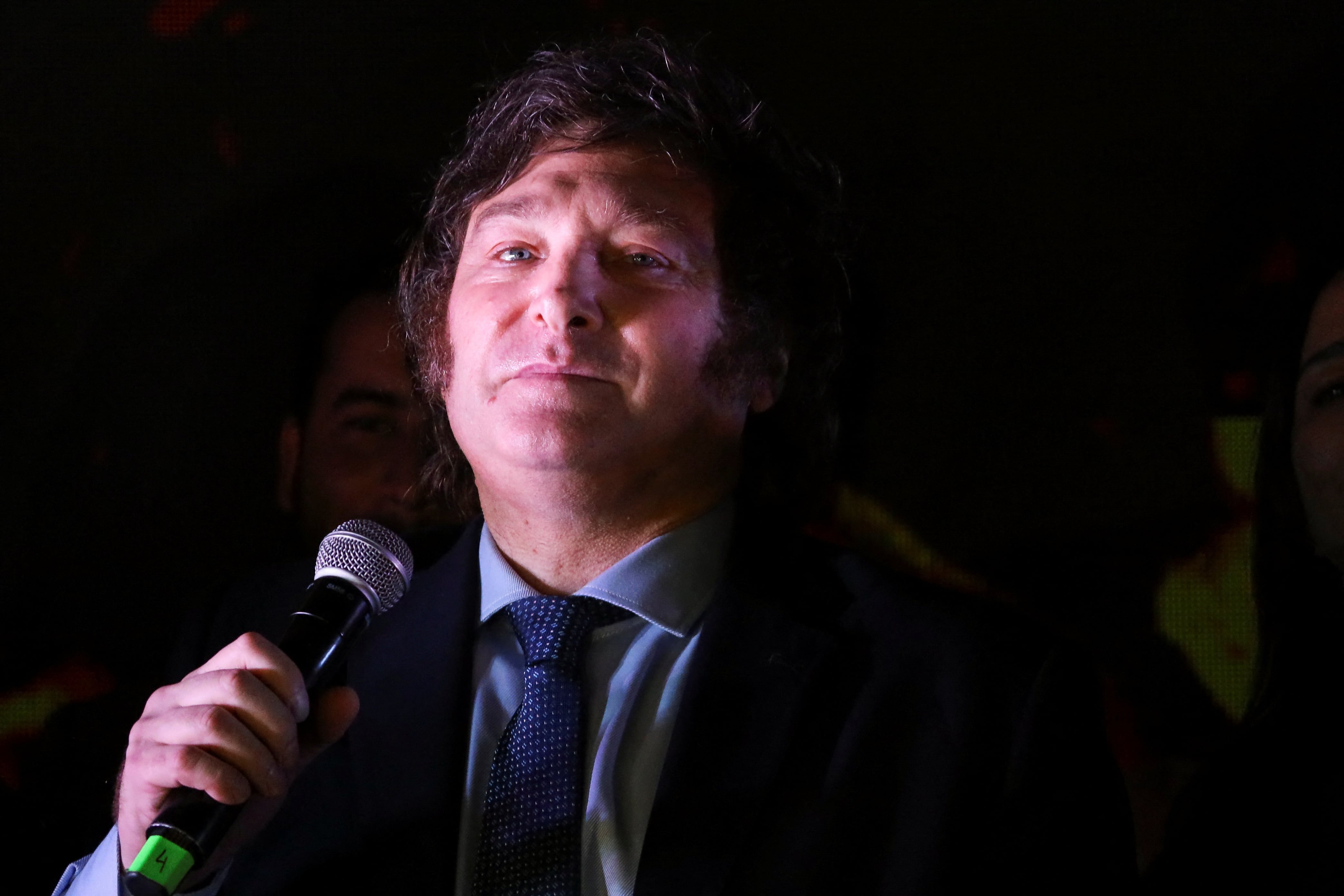 El candidato presidencial de Argentina, Javier Milei, mira mientras se dirige a sus partidarios mientras reacciona a los resultados de las elecciones presidenciales, en Buenos Aires, Argentina, el 22 de octubre de 2023.