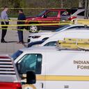 Las autoridades consultan en el lugar donde varias personas recibieron disparos en las instalaciones de FedEx Ground el viernes por la mañana temprano, 16 de abril de 2021 en Indianápolis. Un hombre armado mató a ocho personas e hirió a varias más antes de aparentemente quitarse la vida en un ataque nocturno en una instalación de FedEx cerca del aeropuerto de Indianápolis, dijo la policía, en el último de una serie de tiroteos masivos en los Estados Unidos después de una pausa relativa. durante la pandemia. Foto: AP / Michael Conroy.