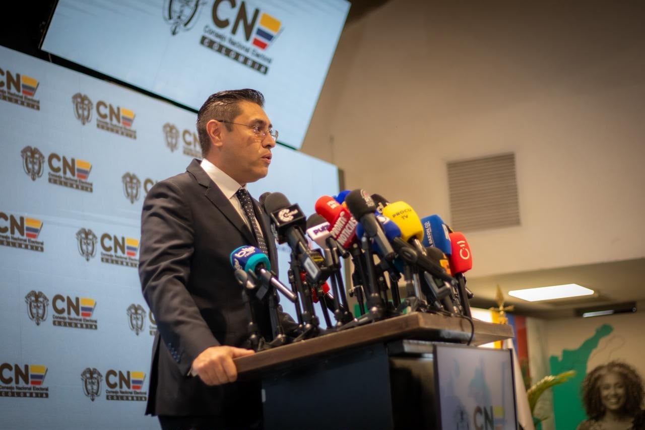Más de 122.000 mesas de votación comenzaron el proceso de escrutinio, el cual contó con la presencia de testigos electorales y auditores acreditados por el CNE.