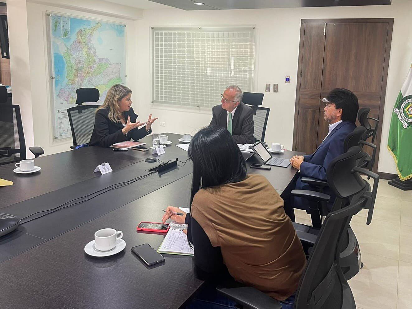 Alcaldesa de Santa Marta, Virna Johnson, en reunión con el Ministerio de Defensa.