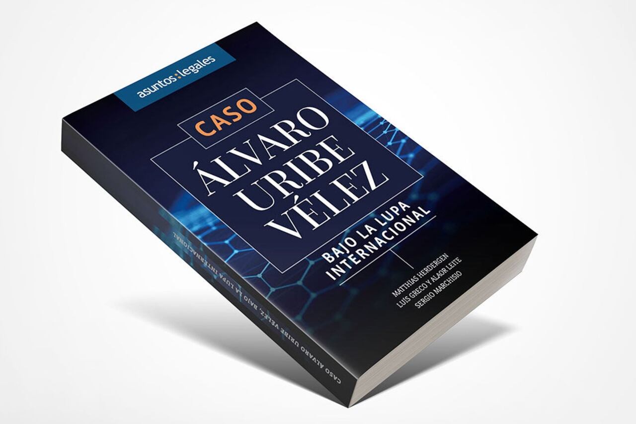 El equipo jurídico del expresidente Uribe editó un libro con la opinión de juristas internacionales sobre el caso.