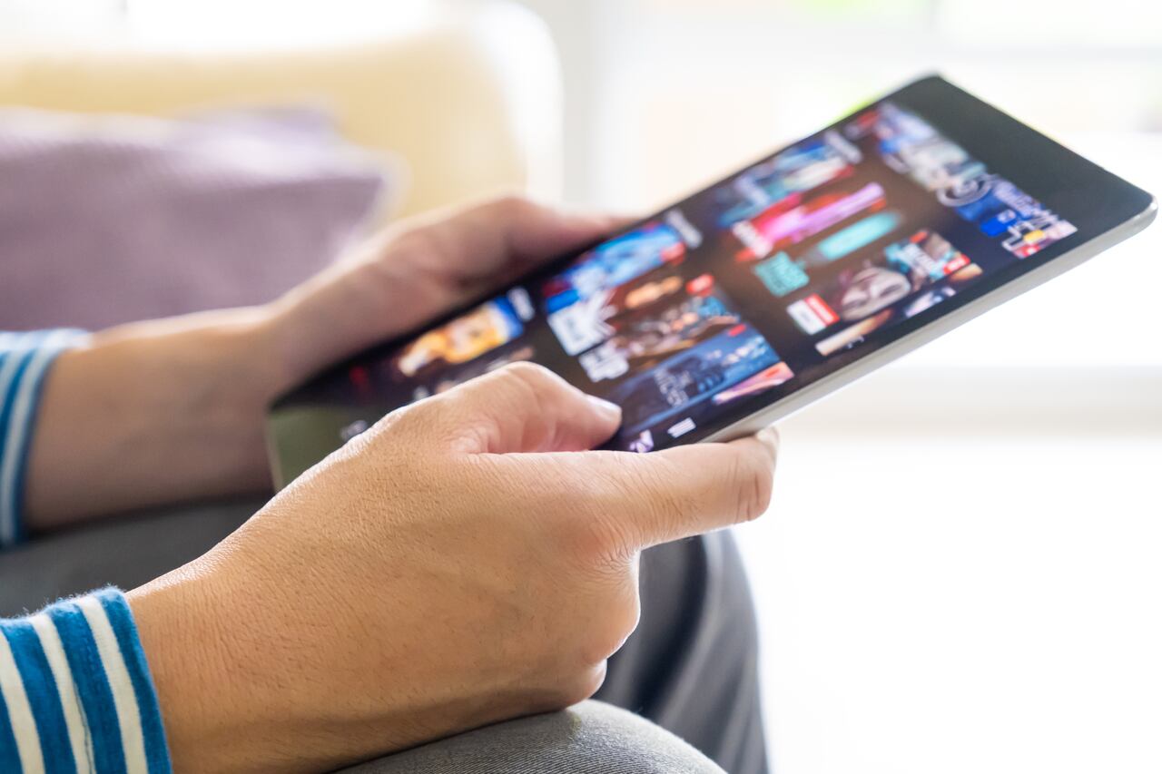 Aparte de los ingresos por publicidad, estas empresas pueden obtener ingresos es con el pago por apps, pero ahora este segmento está en declive.