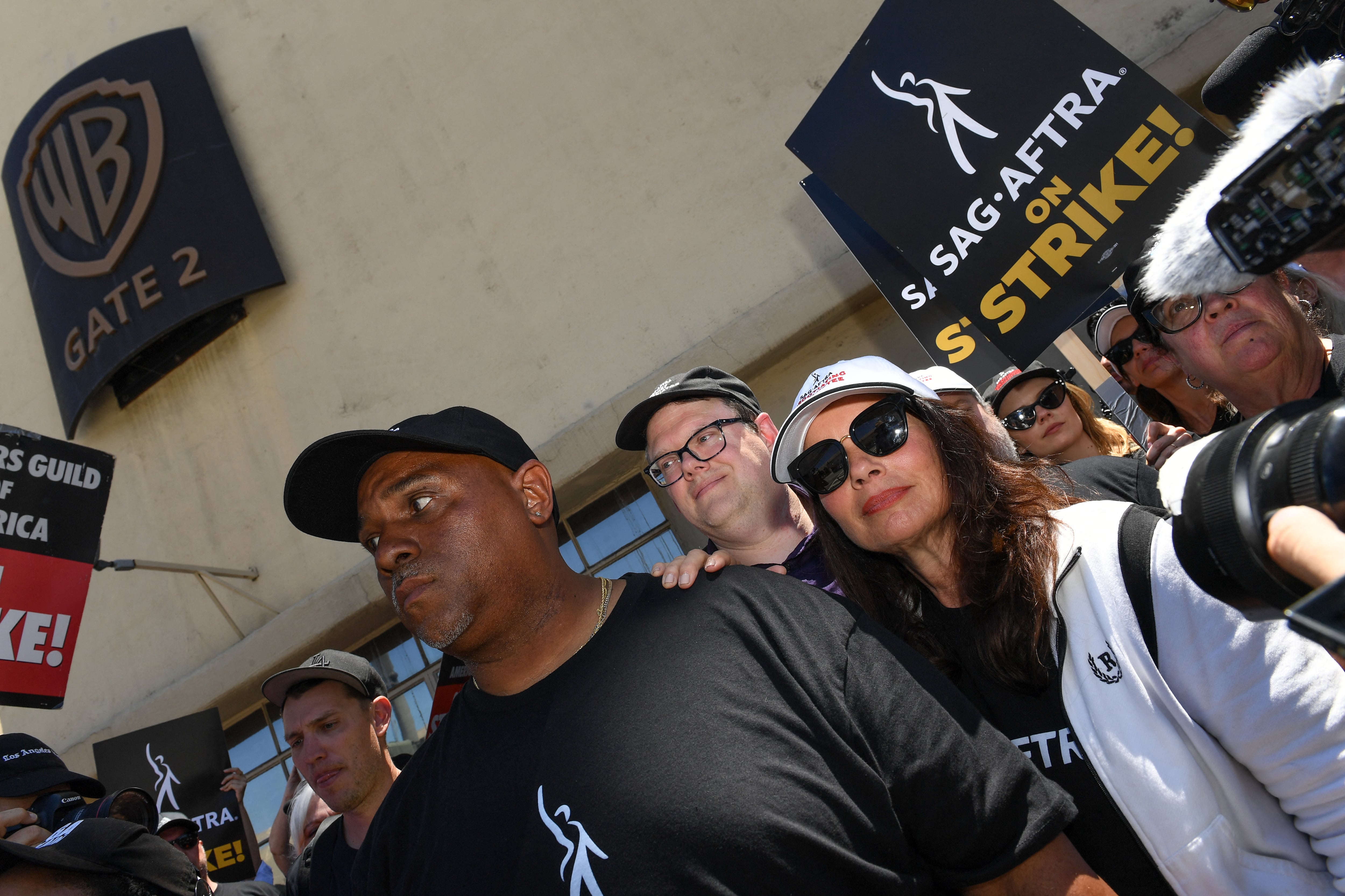 Decenas de miles de actores de Hollywood se declararon en huelga a la medianoche del 13 de julio de 2023, lo que detuvo efectivamente el gigante negocio del cine y la televisión cuando se unieron a los escritores en la primera huelga de toda la industria en 63 años. (Foto de VALERIE MACON / AFP)
