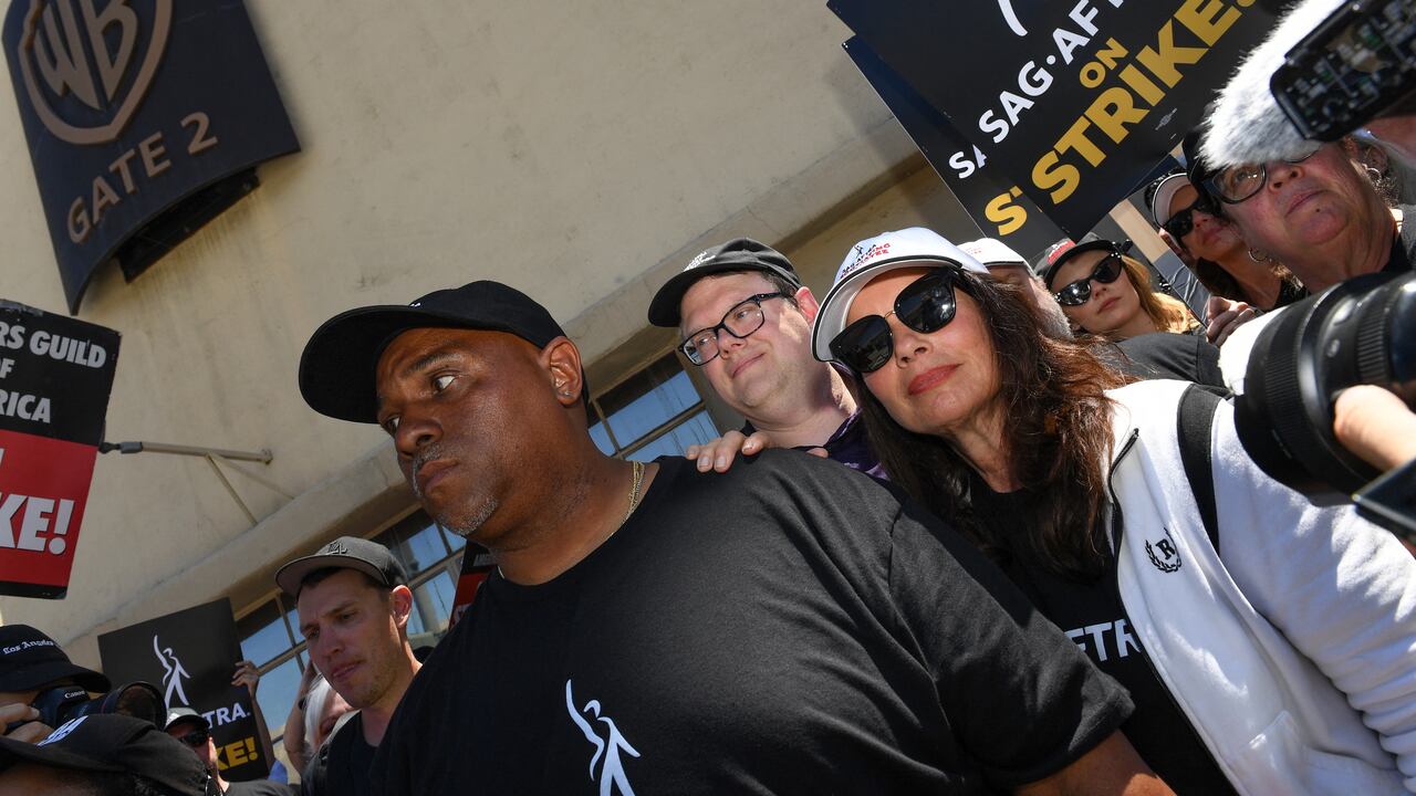La presidenta del sindicato SAG-AFTRA, Fran Drescher, con el director ejecutivo nacional y negociador en jefe, Duncan Crabtree-Ireland (R), se une a los miembros del Writers Guild en un piquete frente al estudio de Warner Bros en Burbank el 14 de julio de 2023. Foto: AFP