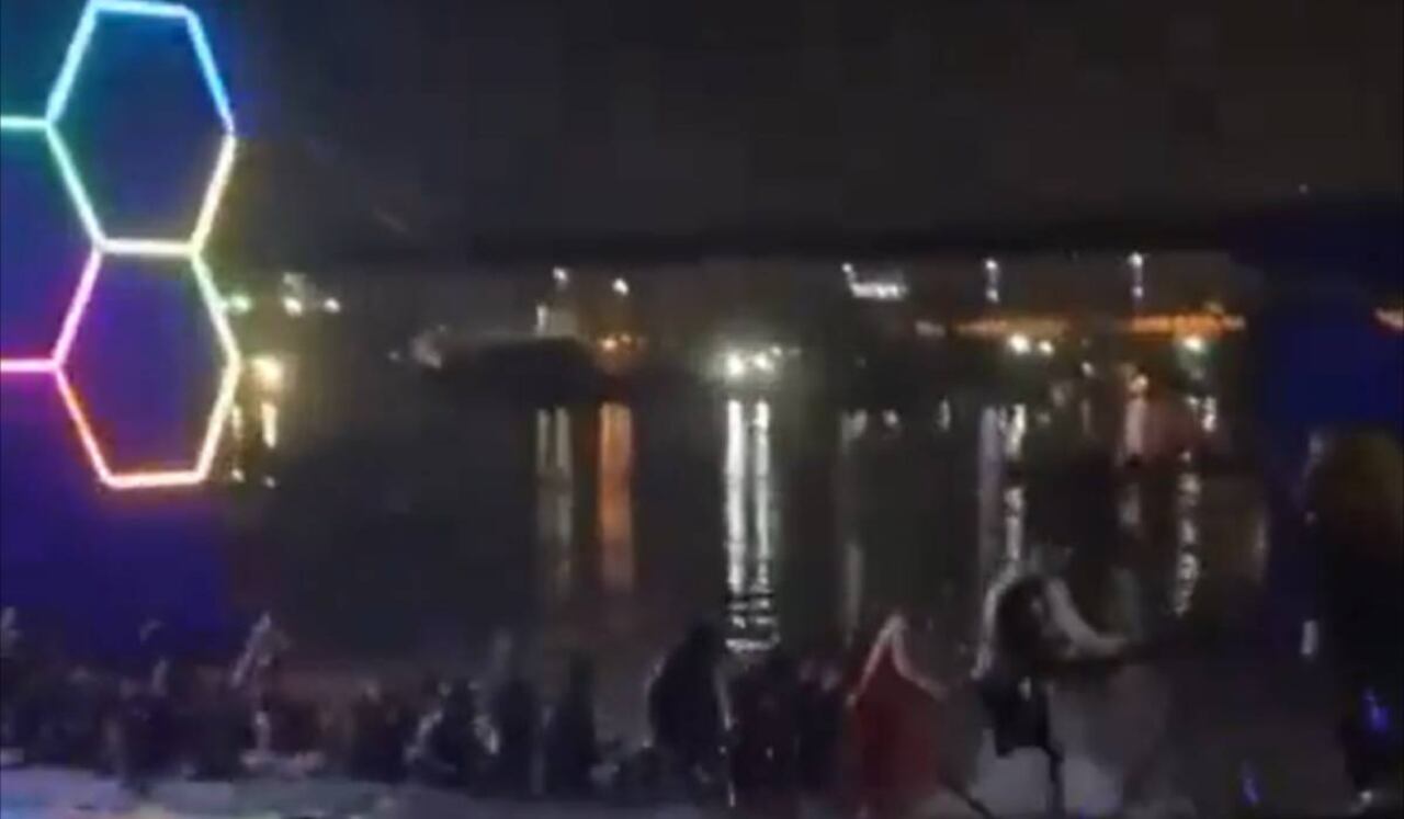 Rescate de personas que estaban en el barco discoteca 'Kartel', el cual se hundió.