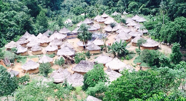 Vista aérea de la comunidad Kogi donde cayó el rayo la madrugada de este domingo, en el centro se ve la kankurua incendiada.